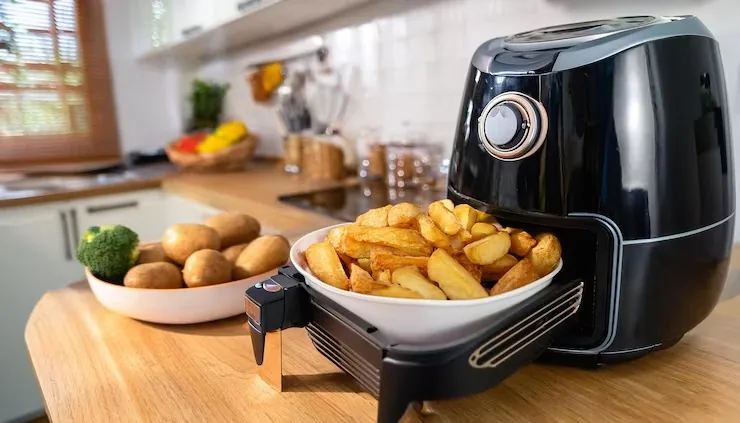 Freidora de aire genérica cocinando patatas en una cocina
